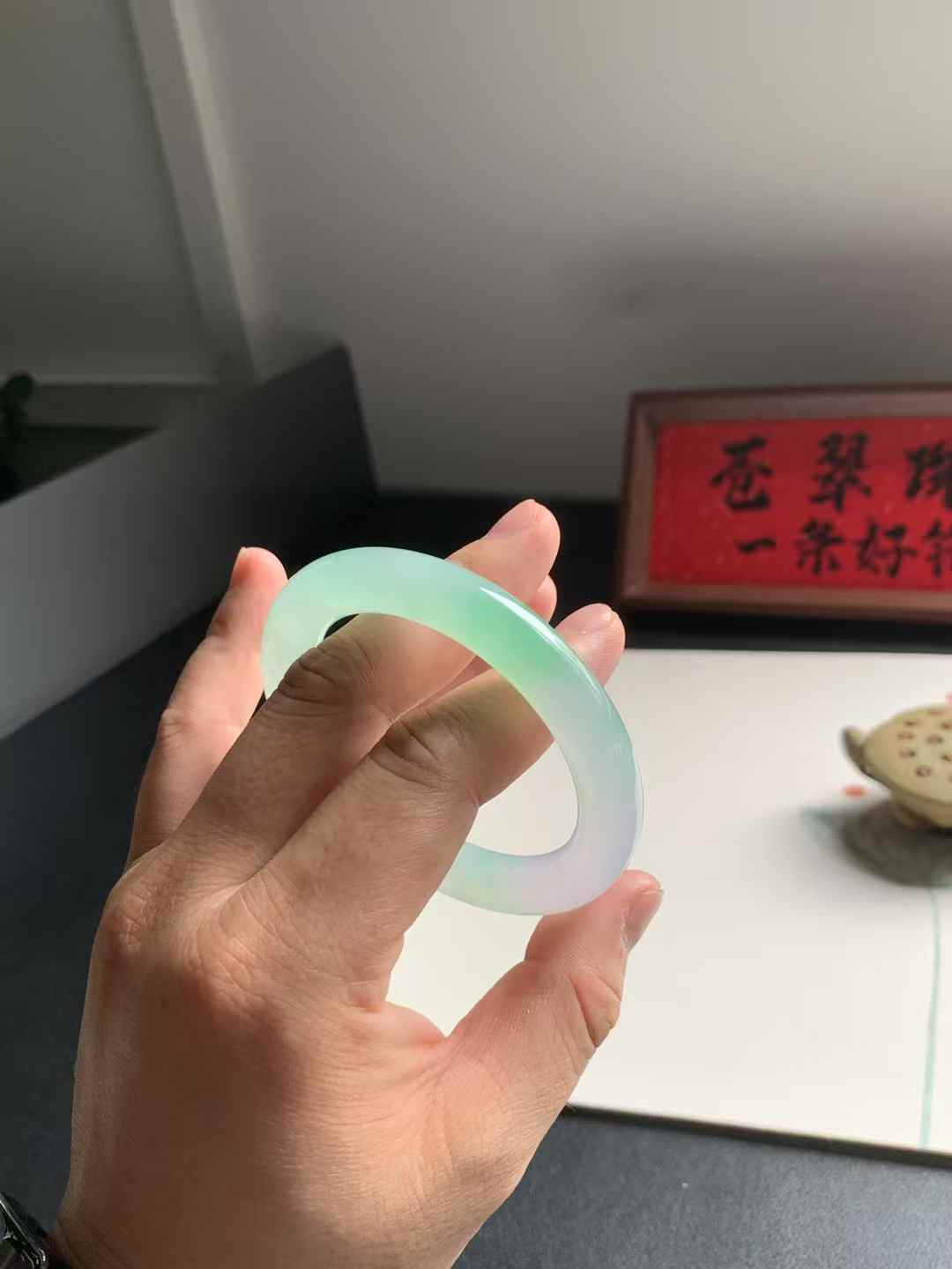 冰绿圆条翡翠手镯
