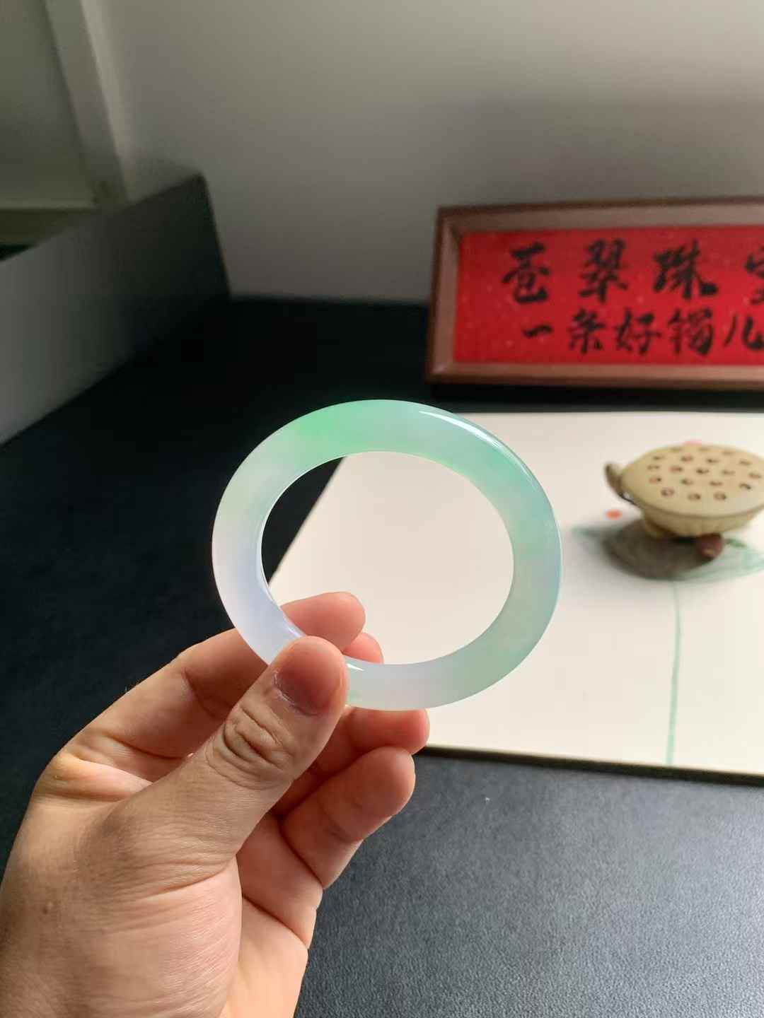 冰绿圆条翡翠手镯