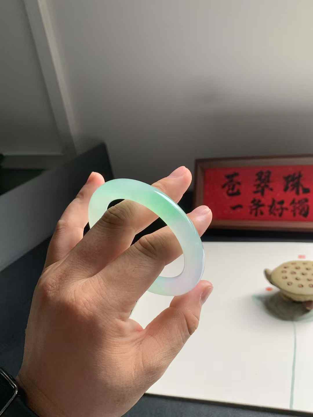 冰绿圆条翡翠手镯