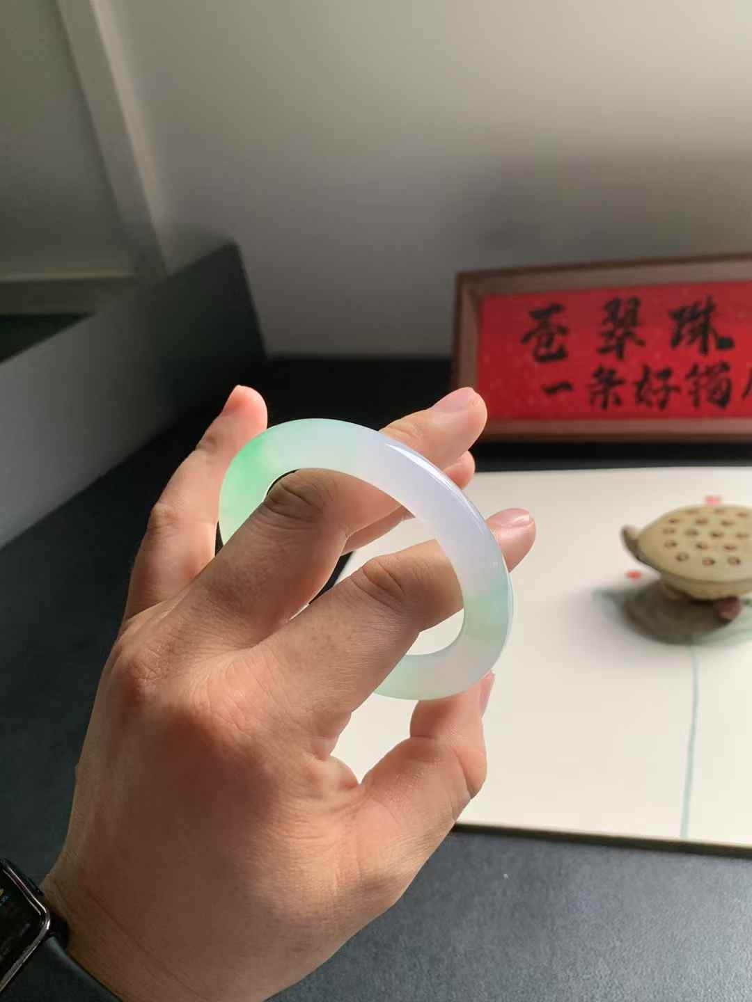 冰绿圆条翡翠手镯