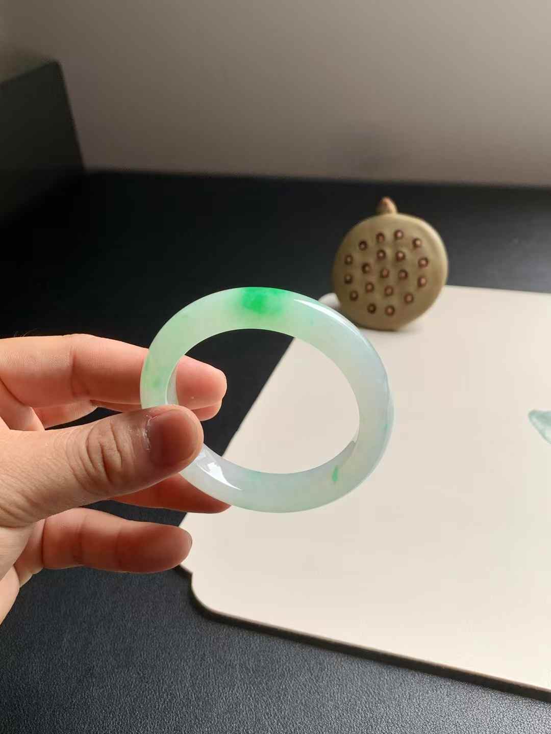 冰糯种阳绿正圈翡翠手镯