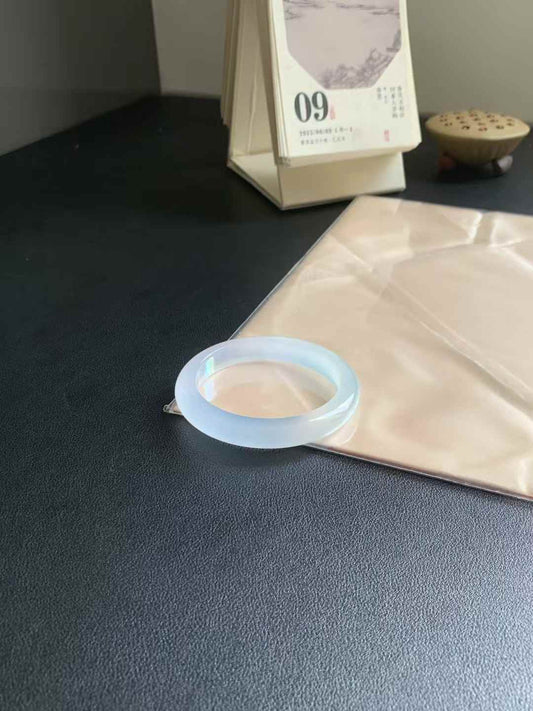 玻璃种玛瑙底正圈翡翠手镯