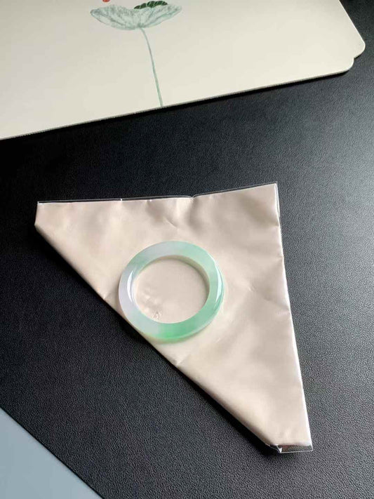 冰绿圆条翡翠手镯
