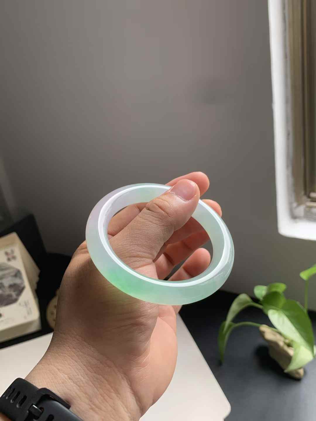 冰绿圆条翡翠手镯