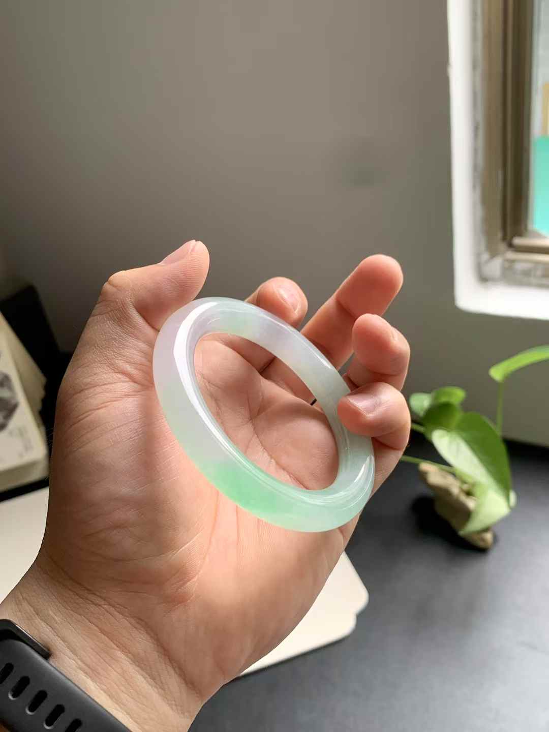 冰绿圆条翡翠手镯
