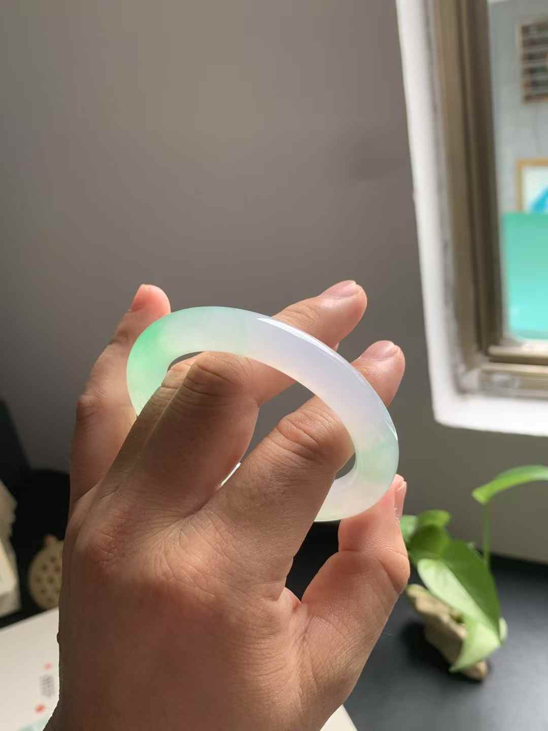 冰绿圆条翡翠手镯