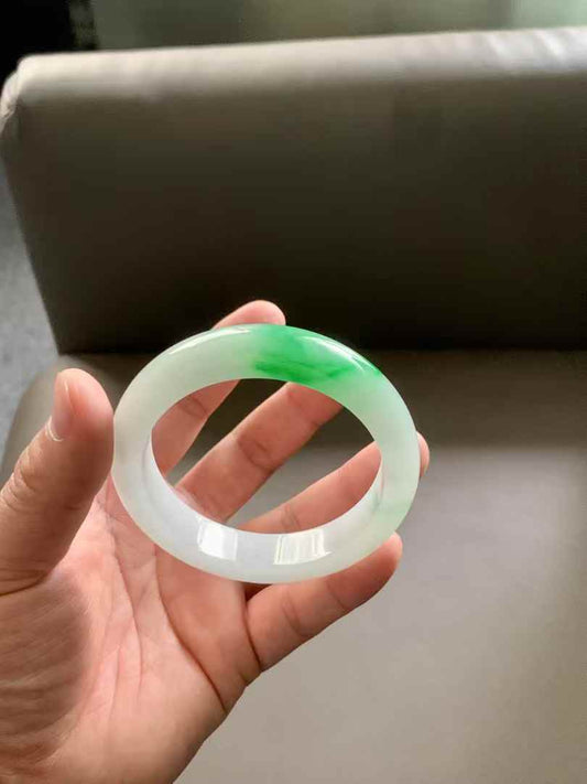白底青阳绿翡翠手镯